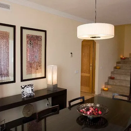 Albayt & 3* Εστεπόνα